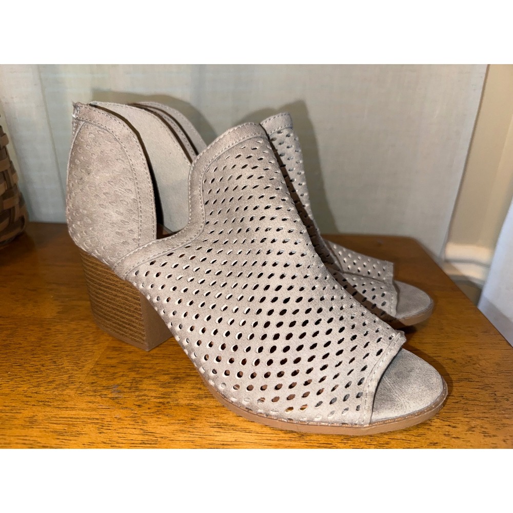 Qupid Womens Grey Perforated Peep Toe Block Heel Booties Size 10 Laser Cut Ankle